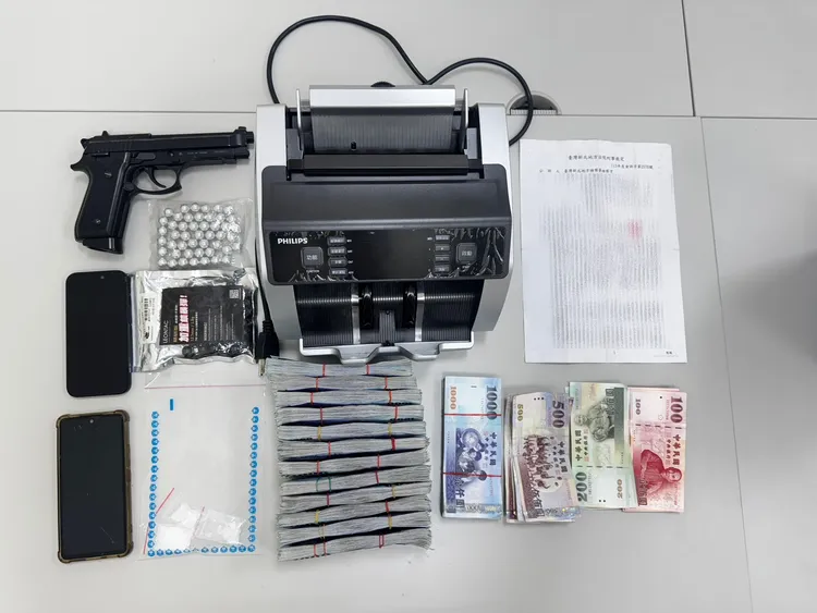 北市信義分局破獲詐騙集團案車手控盤幹部，查扣現金、毒品與鎮暴槍等證物。翻攝畫面