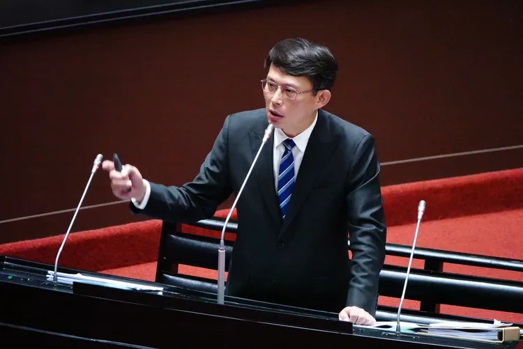 民眾黨黨團總召黃國昌質疑鏡電視錢從哪來。莊宗達攝