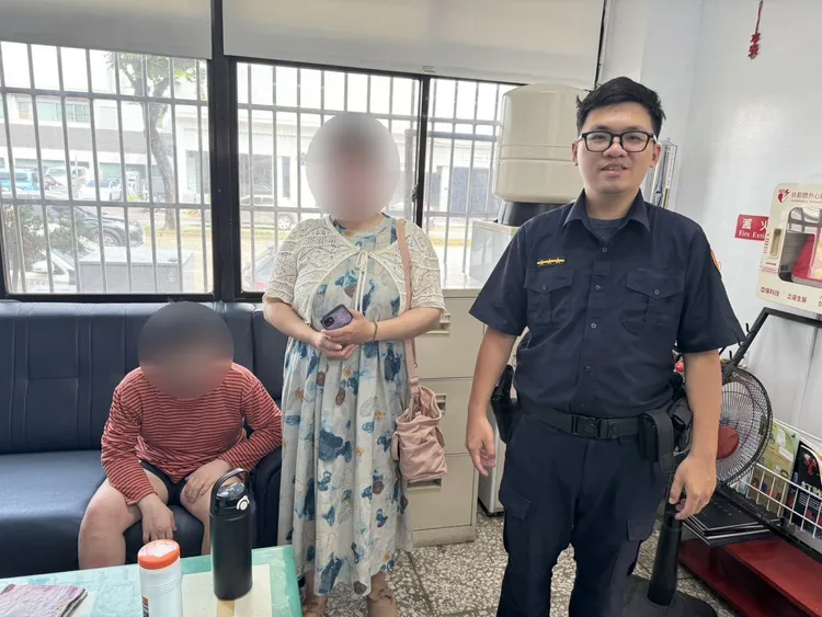 許男姊姊趕至派出所接回弟弟。翻攝畫面