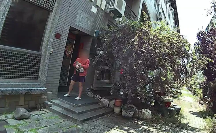 許男誤認鄰居家門，頻按電鈴。翻攝畫面