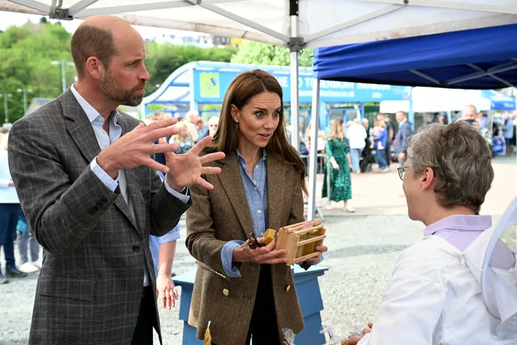 威廉與凱特參觀當地「在地生產者市集」，凱特向一位攤主討教養蜂建議。路透