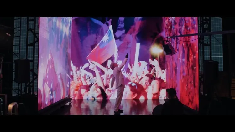 悠太的新歌《TWISTED PARADISE》MV背景出現1秒大大的台灣國旗。翻攝YouTube