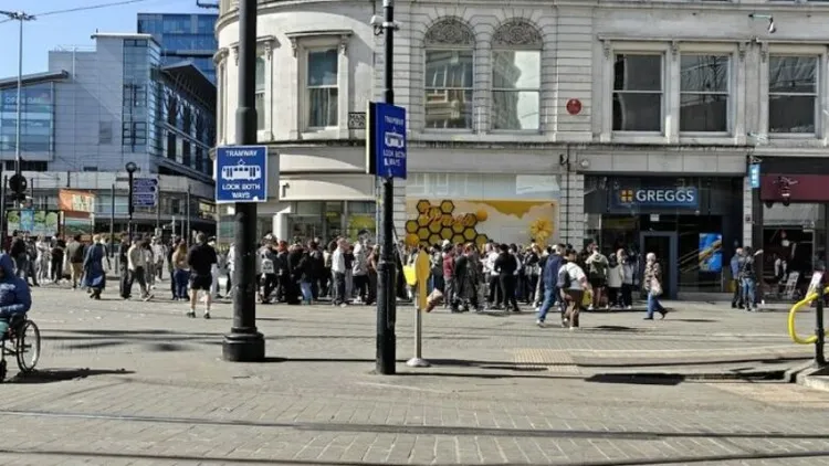 英國某門市前的排隊景象。