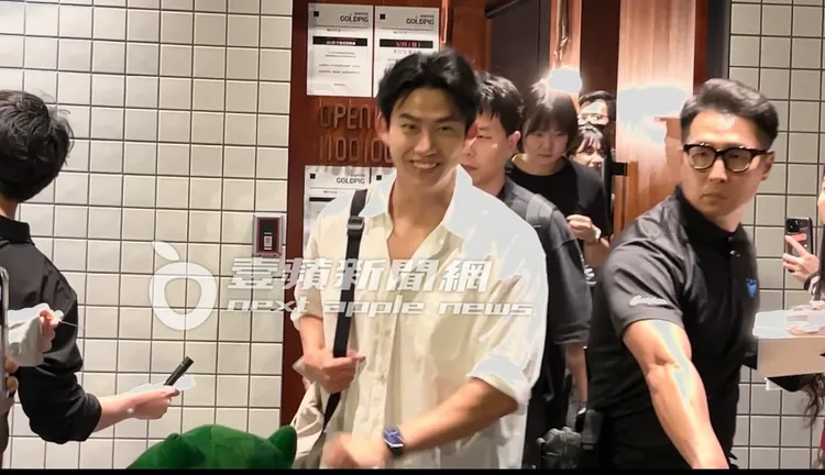 26日凌晨1點，「2PM」成員玉澤演才步出「金豬食堂」，心情甚好。特勤中心攝