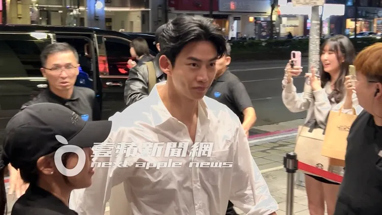 男神玉澤演聽到粉絲打招呼，面帶微笑。特勤中心攝