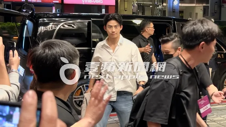 韓國男神玉澤演身穿襯衫、牛仔褲一身休閒來到「金豬食堂」享用美食。特勤中心攝