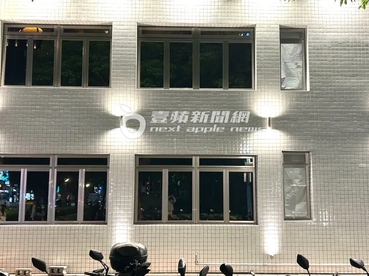 韓國3帥蘇志燮、玉澤演、EXO秀珉降臨「金豬食堂」慶功，餐廳罕見把玻璃都貼起來。特勤中心攝