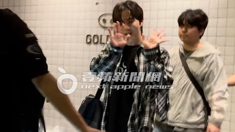 26日凌晨2點，XIUMIN（秀珉）滿臉通紅的微醺步出「金豬食堂」。特勤中心攝