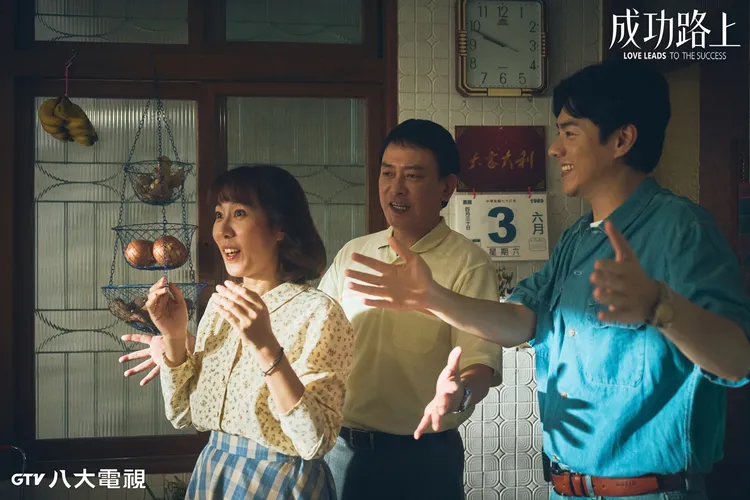 李程彬以不同身份穿越回到過去，和父母王識賢、張詩盈再次相處。八大提供