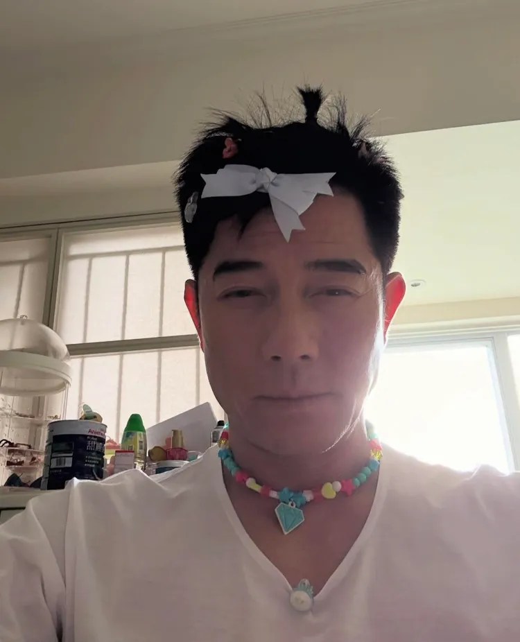 郭富城分享女兒幫他做的造型。翻攝郭富城臉書