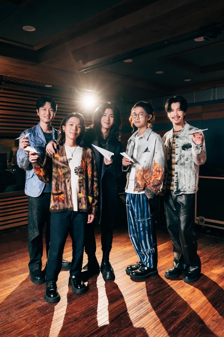 貝斯手以諾（左2）親吐麋先生奪金背後的遺憾。圖／相信音樂提供