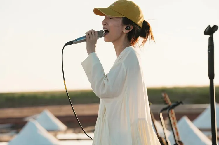 田馥甄在田裡開唱。翻攝田馥甄臉書