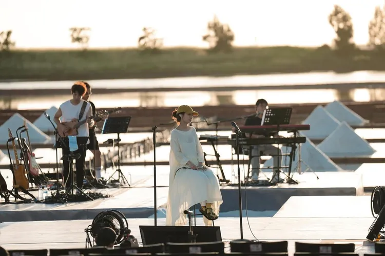 田馥甄在美景裡開唱，美得如同一幅畫。翻攝田馥甄臉書