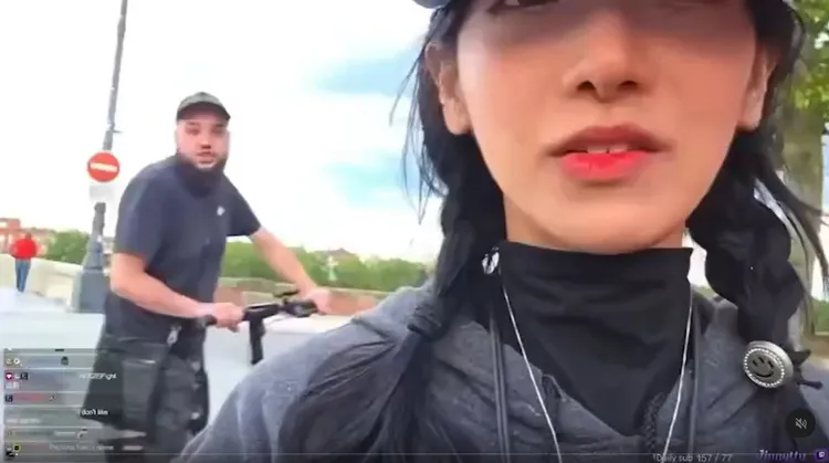 一名男子看見企鵝妹當街直播，不滿上前嗆聲，還用手拍掉企鵝妹的手機。翻攝《digitalsunquan》的Threads