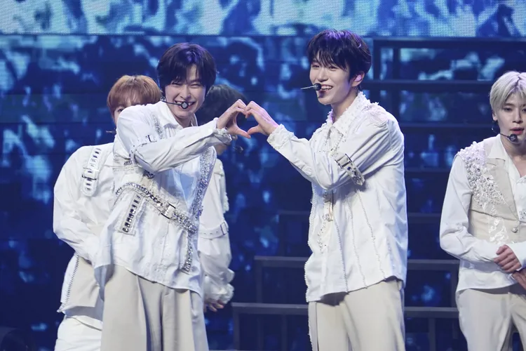 RIKU（左）、JAEHEE合比愛心。彭欣偉攝