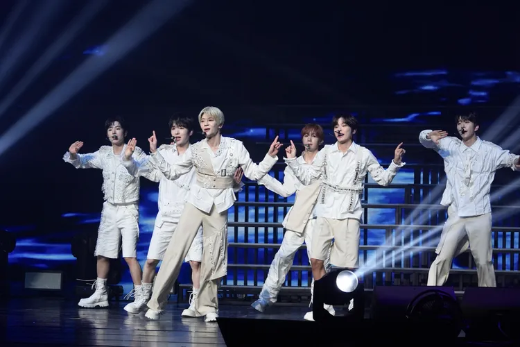 YUSHI（左起）、SAKUYA、SION、RYO、RIKU、JAEHEE賣力熱舞。彭欣偉攝