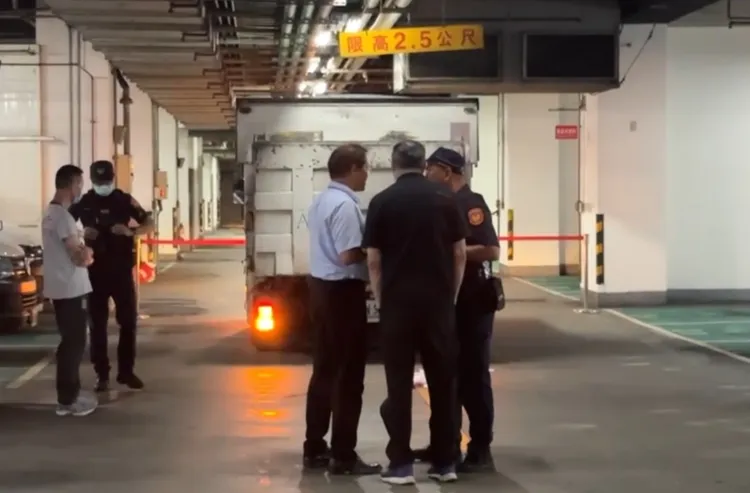 清潔婦送醫後傷重不治，警方到場進行後續調查。翻攝照片