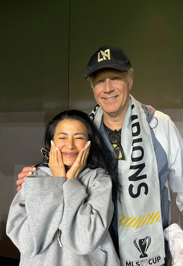 李蒨蓉（左）小鳥依人和威爾法洛合照。翻攝李蒨蓉臉書