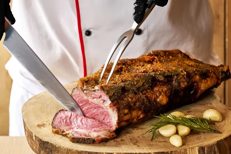 「敘日全日餐廳自助百匯下午茶餐券(10張套)」旅展價每套7500元，平均一張只要750元，以超值價格享用星級美味。六福旅遊集團提供