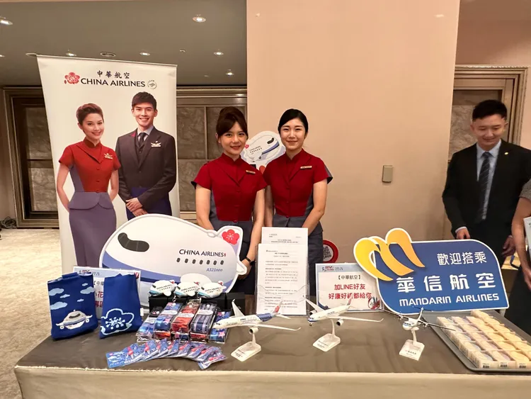 TTE旅展參加「小花旅遊測驗」，拼出命定旅遊城市上傳分享後，即可轉輪盤獲得好禮。華航提供