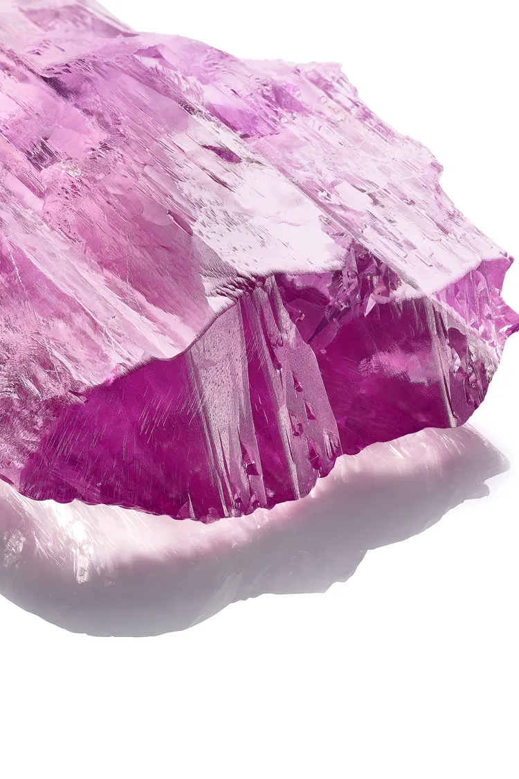 這枚重達7500克拉的原石，從體積、純淨度到色澤都極度出色