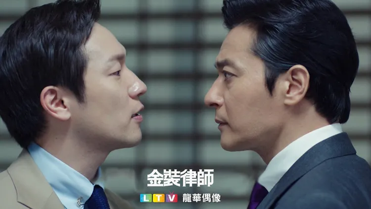 孫錫求（左）客串《金裝律師》，與張東健唇槍舌戰。龍華電視提供