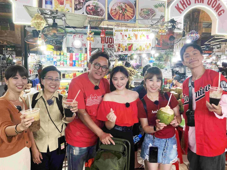 （左起）Elly、台語老師、詹姆士、張文綺、陳怡婷、黃鐙輝大逛濱城市場。公視台語台提供