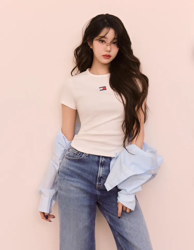 白T-shirt與牛仔褲的簡約搭配也被張員瑛穿得很有型。品牌提供