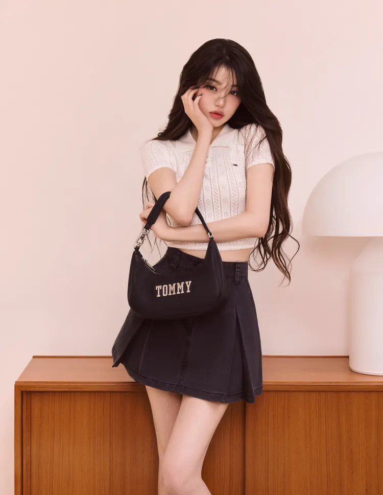 張員瑛以襯衫搭配百褶迷你裙打造少女青春活力。品牌提供