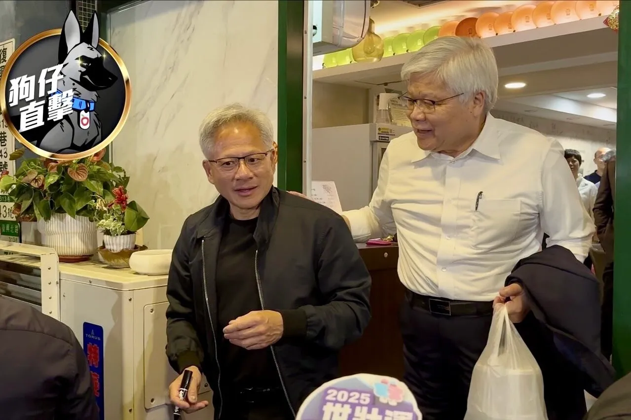 狗仔直擊｜黃仁勳首日簽50顆棒球！轉手價炒破5千元　私廚密會台積電高層3hr