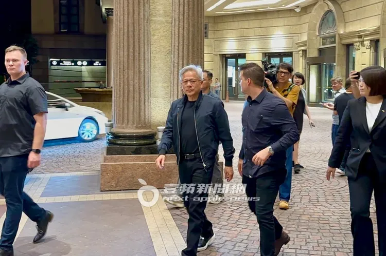 黃仁勳在文華東方酒店幫粉絲簽完10幾顆棒球後，走回大廳上樓休息。特勤中心攝