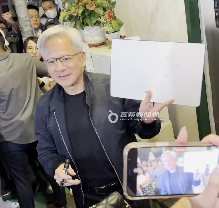 有粉絲拿出黃仁勳去年的簽名，讓黃仁勳驚訝不已。特勤中心攝