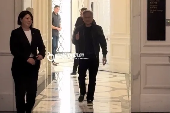 黃仁勳面對鏡頭依舊十分親切的揮手比讚，隨後坐電梯上樓休息。特勤中心攝