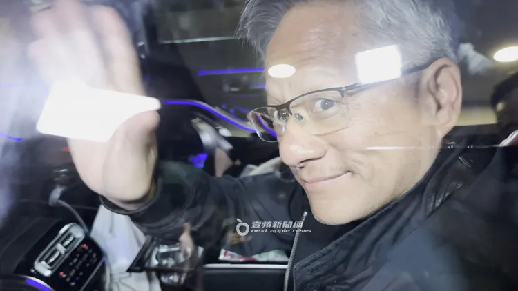 上車後的黃仁勳大方與粉絲揮手道別。特勤中心攝