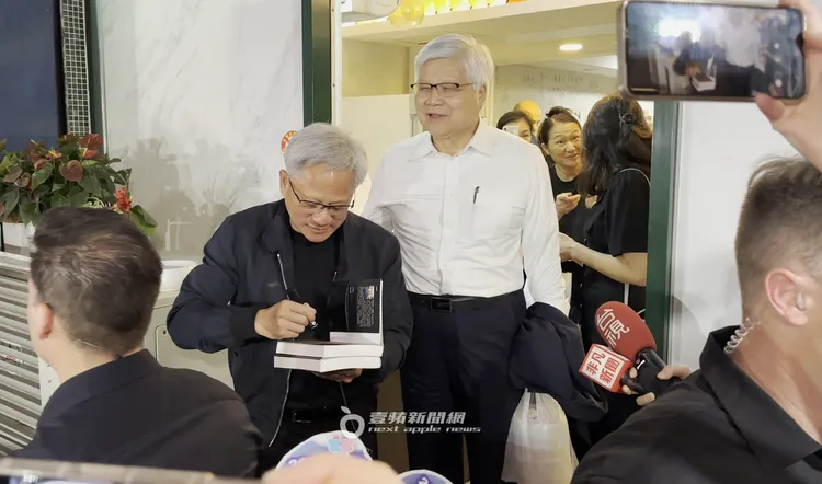 現場粉絲拿出2本黃仁勳的書籍給他簽名。特勤中心攝