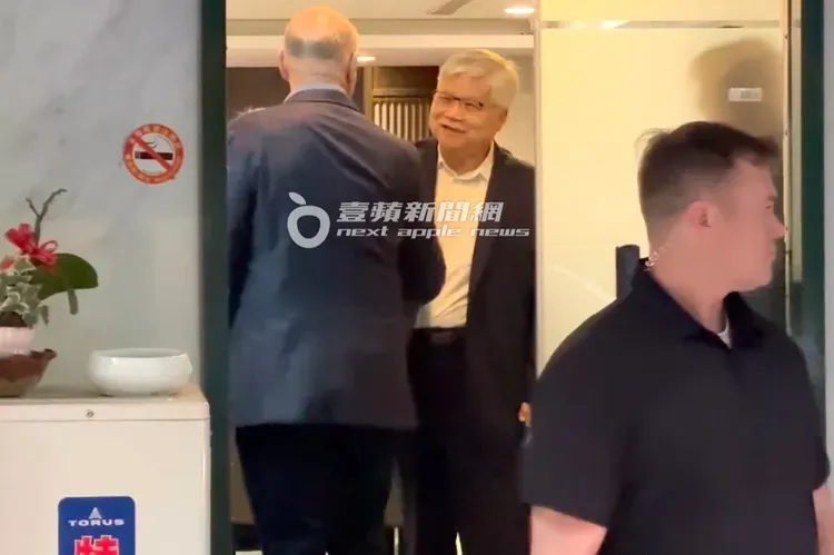 台積電董事長魏哲家在「鄒記食舖」餐廳迎接黃仁勳等高層前來。特勤中心攝