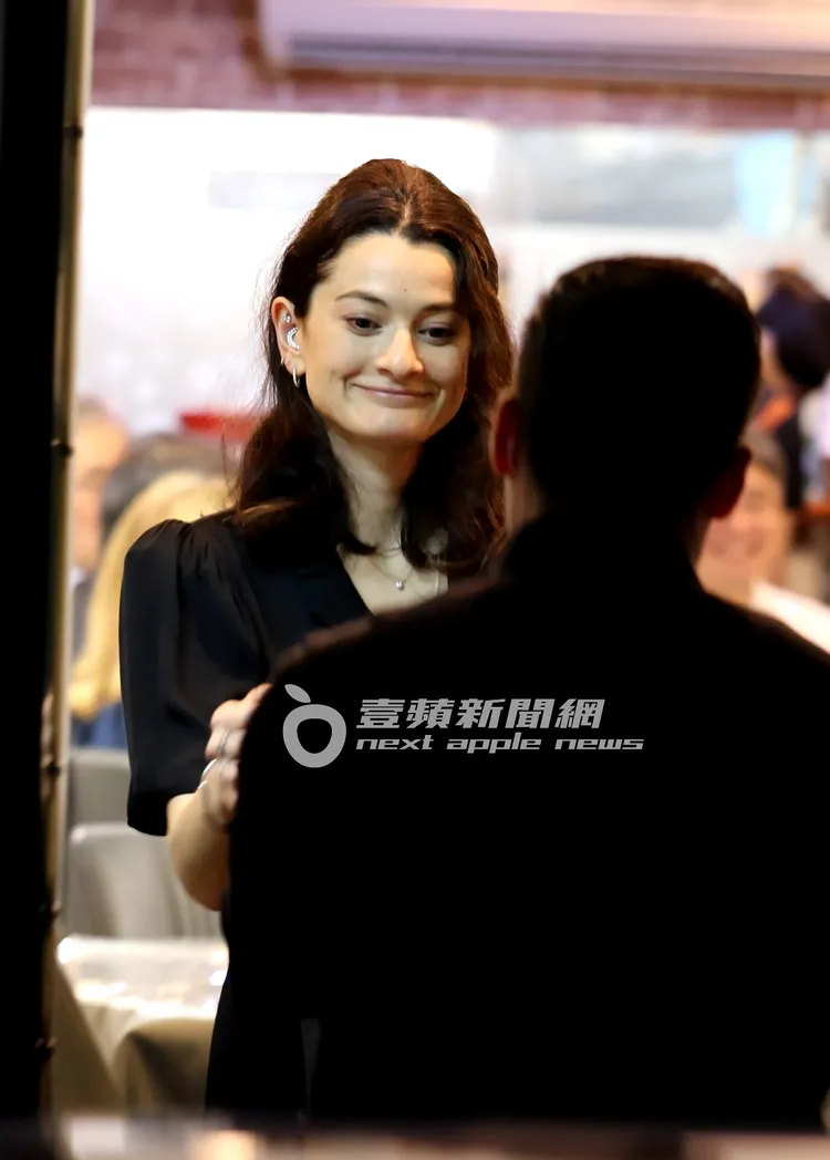 黃仁勳的女兒黃敏珊（Madison Huang）也帶上伴手禮出席輝達和台積電的餐敘。特勤中心攝