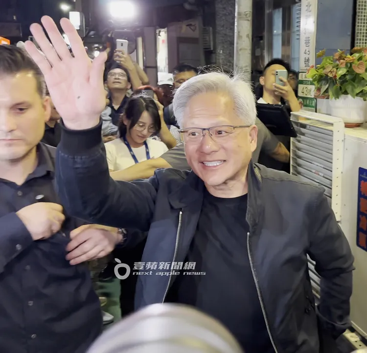 簽名完畢，黃仁勳告訴全場他要回去睡覺了。特勤中心攝