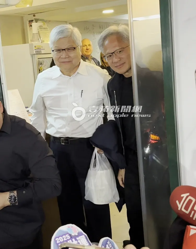 3.5小時後，黃仁勳（右）與魏哲家一同步出餐廳，2人手上各提一袋外帶，似乎意猶未盡。特勤中心攝