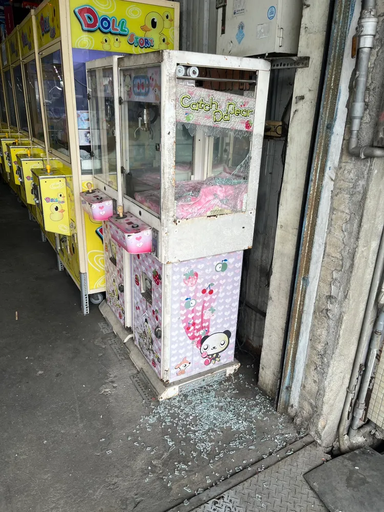 娃娃機台被鋼珠彈擊破，玻璃碎滿地。民眾提供