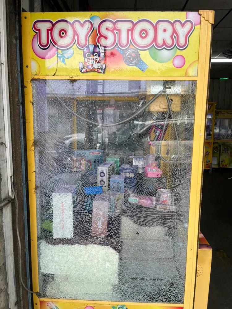 機台被空氣槍打成蛛網狀。民眾提供