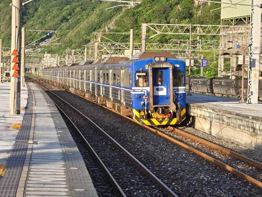 北迴鐵路暴雨土石淹沒鐵軌今晨搶通了 05:43開出首班車