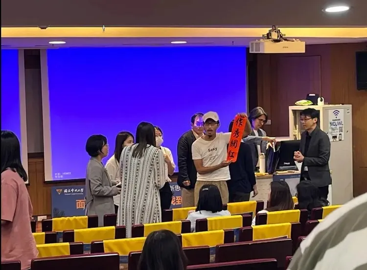 男大生以寫有「作秀網紅」4字春聯怒嗆葉丙成。翻攝自socialist.mama.tw Threads