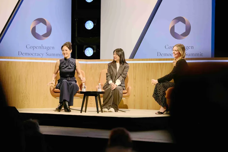 葛靜文在高峰會主持影集《零日攻擊》首映座談，與首集飾演總統的演員Janet謝怡芬、編劇鄭心媚同框暢聊。海鵬影業提供