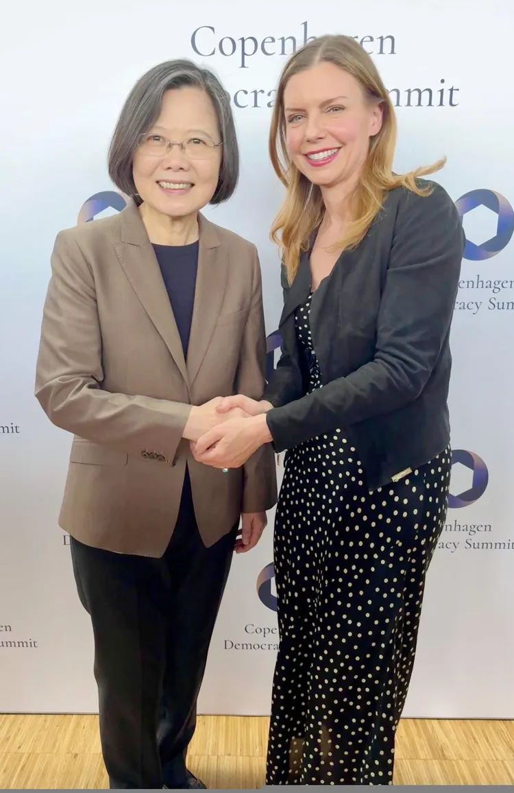 葛靜文、蔡英文聯手為台灣發聲。海鵬影業提供