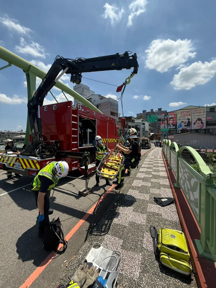 墜橋女子自稱騎腳踏車不慎跌落，但警方卻找不到任何交通工具。民眾提供
