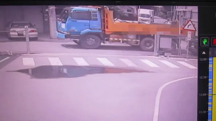 砂石車倒車時撞擊後方的休旅車後擋風玻璃。民眾提供