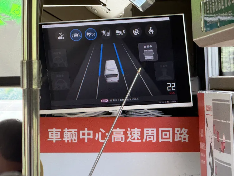 車輛中心展示自駕系統運作。呂承哲攝