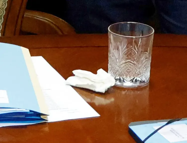 桌上的紙巾竟被陰謀論者質疑裡面藏古柯鹼。美聯社