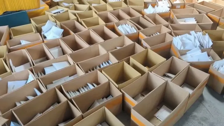 警方到非法業者倉庫查扣大批劣質記憶卡。翻攝畫面